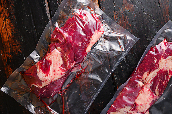 포토 JPG 해외이미지 음식 재료 육류 스테이크 요리 사람없음 소고기 날것 대리석 팩 덩어리 정육점 진공 파우치 나무배경 해외202105 진공포장 해외포토 백그라운드 가방 식재료 포장 서양음식 상점 화장품 파일형식