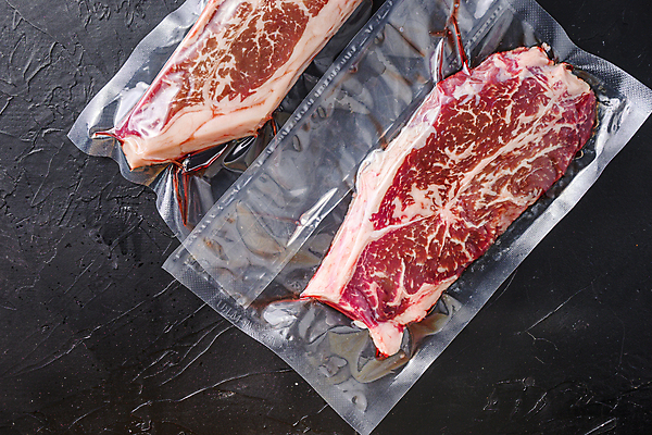 포토 JPG 해외이미지 음식 검은배경 육류 스테이크 비프스테이크 사람없음 소고기 칼날 날것 대리석 팩 정육점 진공 파우치 카피스페이스 해외202105 진공포장 해외포토 백그라운드 가방 식재료 재료 포장 서양음식 상점 검은색 화장품 공백 파일형식