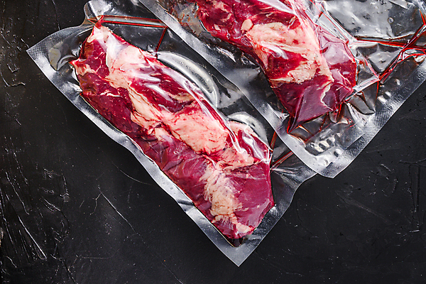 포토 JPG 해외이미지 음식 재료 검은배경 육류 스테이크 요리 사람없음 소고기 날것 대리석 팩 덩어리 정육점 진공 파우치 카피스페이스 해외202105 진공포장 해외포토 백그라운드 가방 식재료 포장 서양음식 상점 검은색 화장품 공백 파일형식