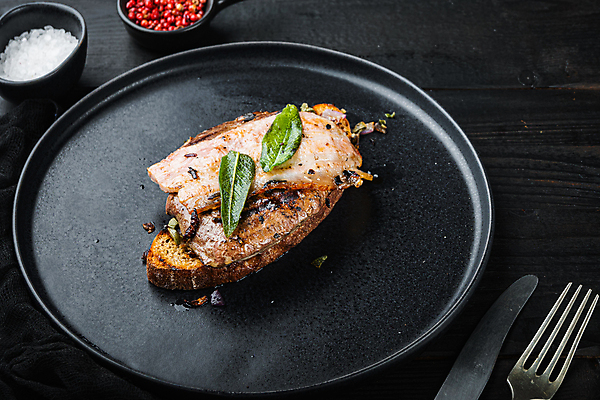 포토 JPG 해외이미지 빵 양파 육류 요리 사람없음 소고기 베이컨 훈제 세이지 해외202105 해외포토 음식 채소 식재료 돼지고기 파일형식