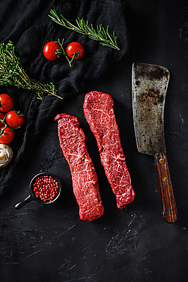 포토 JPG 해외이미지 음식 재료 도마 육류 스테이크 요리 비프스테이크 사람없음 소고기 칼날 선택 날것 대리석 로즈메리 라스베가스 정육점 카피스페이스 해외202105 해외포토 컨셉 식재료 주방용품 서양음식 상점 공백 허브 파일형식