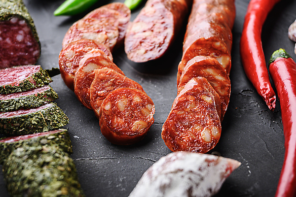 포토 JPG 해외이미지 음식 검은배경 건조 육류 돼지고기 사람없음 소시지 애피타이저 질감 슬라이스 발효 훈제 살라미 초리조 프로슈토 해외202105 해외포토 백그라운드 식재료 검은색 가공식품 햄 파일형식