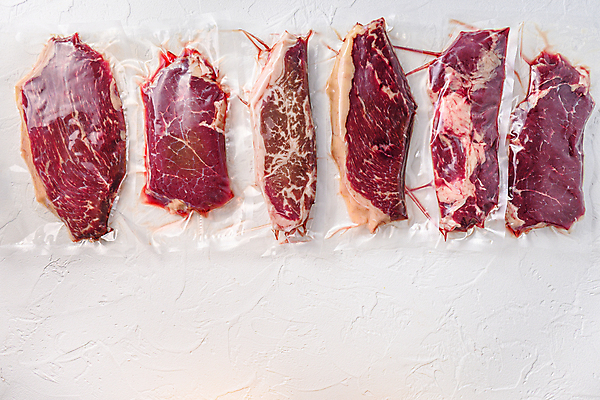 포토 JPG 해외이미지 음식 조각 육류 스테이크 비프스테이크 사람없음 소고기 칼날 흰배경 날것 슬라이스 팩 모음 정육점 진공 파우치 카피스페이스 해외202105 진공포장 해외포토 백그라운드 가방 식재료 포장 서양음식 한글 상점 화장품 공백 흰색 파일형식