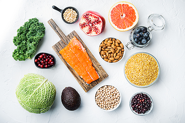 포토 JPG 해외이미지 음식 재료 사람없음 빛 흰배경 블루베리 날것 연어 건강식 병아리콩 디톡스 해외202105 해외포토 백그라운드 과일 콩 건강 어류 흰색 파일형식