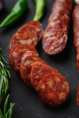 포토 JPG 해외이미지 음식 검은배경 건조 육류 돼지고기 사람없음 소시지 애피타이저 질감 매움 슬라이스 발효 훈제 살라미 초리조 해외202105 해외포토 백그라운드 식재료 검은색 가공식품 맛 파일형식