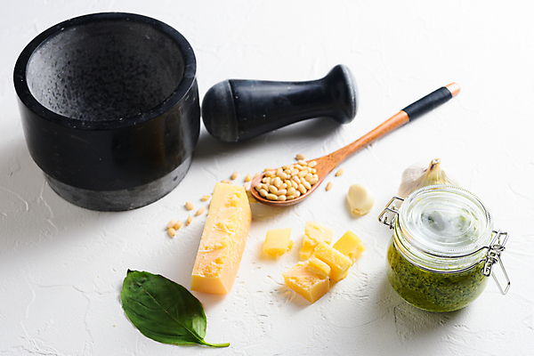 포토 JPG 해외이미지 유리병 치즈 실내 마늘 사람없음 흰배경 잣 바질 막자사발 나무숟가락 페스토 해외202105 해외포토 백그라운드 채소 병_용기 유제품 내부 숟가락 견과류 흰색 사발 소스_음식 파일형식