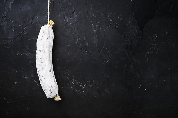 포토 JPG 해외이미지 음식 검은배경 건조 육류 돼지고기 사람없음 소시지 애피타이저 질감 발효 훈제 살라미 프로슈토 해외202105 해외포토 백그라운드 식재료 검은색 가공식품 햄 파일형식