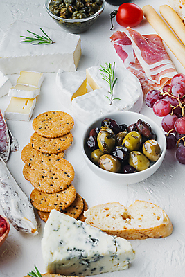 포토 JPG 해외이미지 음식 조각 재료 치즈 육류 사람없음 크래커 애피타이저 흰배경 슬라이스 그리시니 브루스케타 블루치즈 프로슈토 해외202105 해외포토 빵 백그라운드 식재료 유제품 쿠키 흰색 햄 파일형식