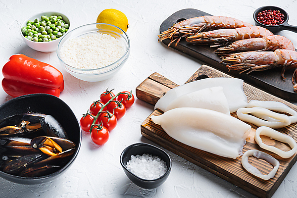 포토 JPG 해외이미지 재료 방울토마토 피망 새우 사람없음 쌀 해산물 오징어 흰배경 완두콩 소금 홍합 나무도마 스페인요리 해외202105 해외포토 음식 백그라운드 토마토 채소 어패류 콩 곡류 연체동물 도마 갑각류 목재 수중동물 흰색 스페인 파일형식