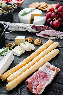 포토 JPG 해외이미지 음식 재료 치즈 육류 요리 사람없음 기름 허브 올리브 날것 그리시니 블루치즈 나무배경 해외202105 해외포토 식물 열매 빵 백그라운드 식재료 유제품 파일형식