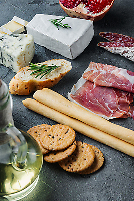 포토 JPG 해외이미지 음식 재료 회색배경 치즈 육류 요리 사람없음 기름 허브 올리브 날것 그리시니 블루치즈 해외202105 해외포토 식물 열매 빵 백그라운드 식재료 유제품 회색 파일형식