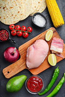 포토 JPG 해외이미지 음식 고추 검은배경 거리 육류 옥수수 요리 사람없음 치킨 향신료 질감 라임 타코 살사댄스 해외202105 해외포토 백그라운드 채소 과일 식재료 곡류 검은색 춤 닭고기요리 향미료 파일형식