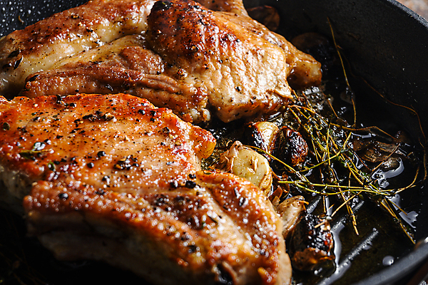 포토 JPG 해외이미지 음식 조각 토마토 뼈 육류 돼지고기 스테이크 요리 사람없음 프라이팬 바비큐 허브 매움 후추 로즈메리 바비큐립 등심 절임 정육점 해외202105 해외포토 식물 채소 식재료 주방용품 서양음식 상점 맛 향신료 파일형식