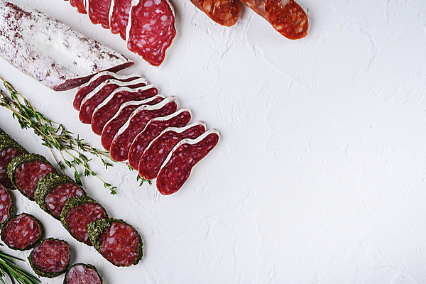 포토 JPG 해외이미지 음식 건조 육류 돼지고기 사람없음 소시지 애피타이저 흰배경 질감 슬라이스 발효 훈제 살라미 초리조 프로슈토 해외202105 해외포토 백그라운드 식재료 흰색 가공식품 햄 파일형식