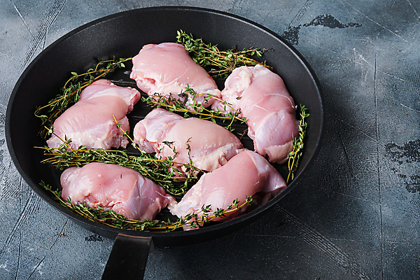 포토 JPG 해외이미지 음식 조각 회색배경 근육 육류 사람없음 치킨 질감 날것 허벅지 해외202105 해외포토 백그라운드 식재료 신체부위 회색 닭고기요리 파일형식