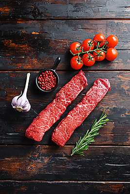 포토 JPG 해외이미지 음식 재료 도마 육류 스테이크 요리 비프스테이크 사람없음 소고기 칼날 선택 날것 대리석 로즈메리 라스베가스 정육점 카피스페이스 해외202105 해외포토 컨셉 식재료 주방용품 서양음식 상점 공백 허브 파일형식