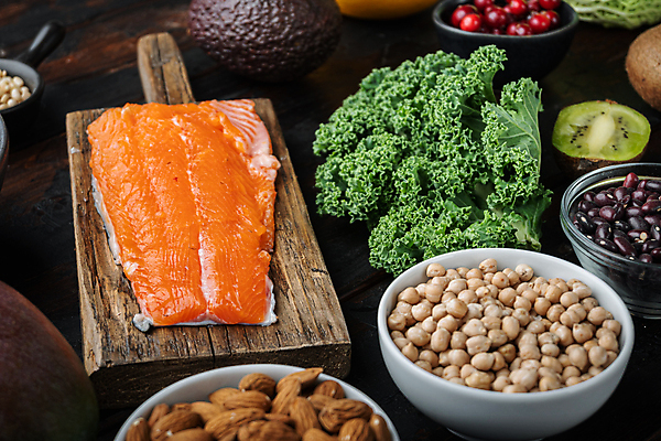 포토 JPG 해외이미지 음식 채소 재료 검은배경 어류 사람없음 빛 해산물 날것 연어 비타민 아보카도 건강식 병아리콩 송어 오메가 디톡스 해외202105 해외포토 레이스천 백그라운드 과일 콩 건강 검은색 수중동물 직물 영양소 파일형식