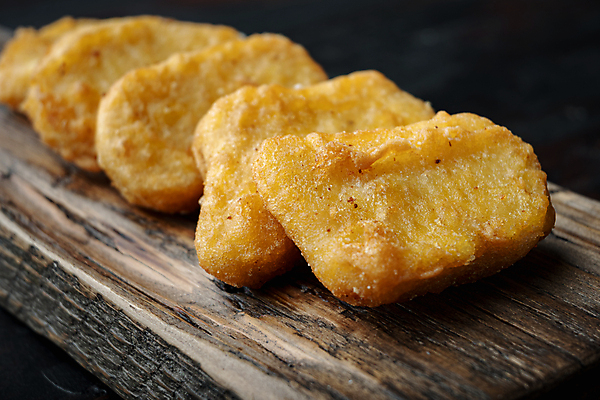 포토 JPG 해외이미지 음식 패스트푸드 요리 사람없음 치킨 나무배경 해외202105 해외포토 백그라운드 인스턴트 닭고기요리 파일형식