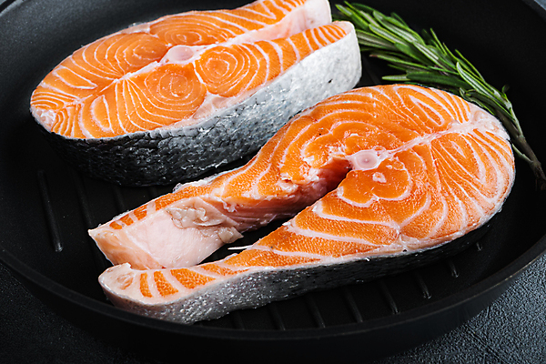 포토 JPG 해외이미지 조각 회색배경 육류 어류 스테이크 사람없음 해산물 질감 날것 연어 송어 해외202105 해외포토 백그라운드 식재료 서양음식 수중동물 회색 파일형식