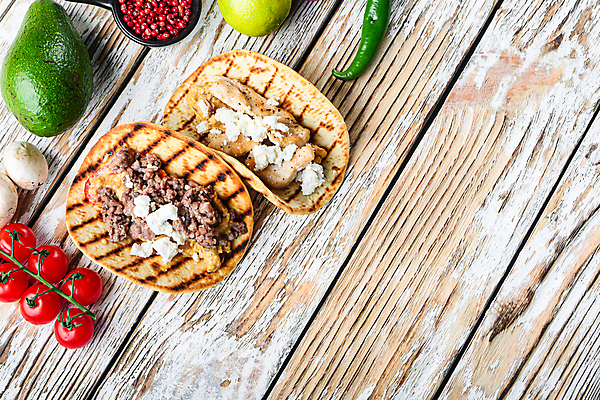 포토 JPG 해외이미지 손 음식 채소 고추 거리 샌드위치 육류 옥수수 요리 사람없음 치킨 소고기 콧수염 향신료 매움 라임 아보카도 타코 살사댄스 해외202105 해외포토 과일 식재료 수염 곡류 신체부위 춤 맛 닭고기요리 향미료 파일형식