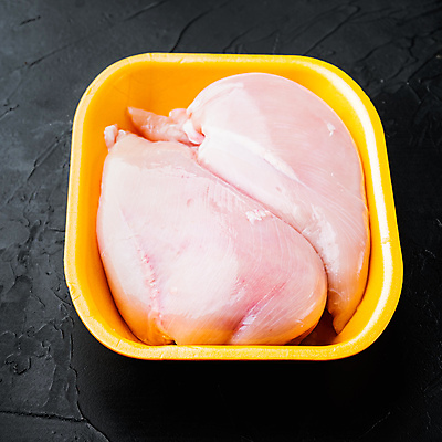 포토 JPG 해외이미지 음식 재료 검은배경 육류 사람없음 기댐 치킨 날것 정사각형 해외202105 해외포토 레이스천 도형 백그라운드 식재료 모션 검은색 직물 닭고기요리 파일형식