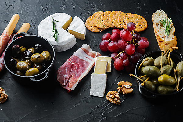 포토 JPG 해외이미지 음식 빵 재료 검은배경 치즈 육류 사람없음 애피타이저 기름 올리브 햄 그리시니 브루스케타 타파스 프로슈토 해외202105 해외포토 열매 백그라운드 식재료 유제품 검은색 파일형식