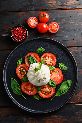 포토 JPG 해외이미지 음식 토마토 치즈 감 요리 사람없음 샐러드 애피타이저 기름 크림 올리브 루꼴라 모짜렐라치즈 수유 전문 해외202105 해외포토 열매 채소 과일 유제품 파일형식