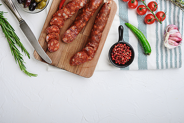 포토 JPG 해외이미지 음식 건조 육류 돼지고기 사람없음 소시지 애피타이저 흰배경 질감 매움 슬라이스 발효 훈제 살라미 초리조 카피스페이스 해외202105 해외포토 백그라운드 식재료 공백 흰색 가공식품 맛 파일형식