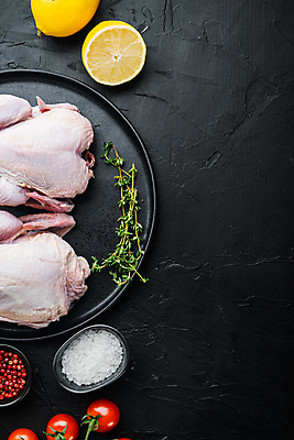 포토 JPG 해외이미지 음식 검은배경 육류 사람없음 치킨 날것 카피스페이스 해외202105 해외포토 백그라운드 식재료 검은색 공백 닭고기요리 파일형식