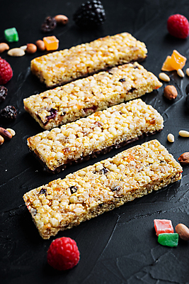 포토 JPG 해외이미지 열매 음식 과일 검은배경 건조 사람없음 견과류 바 설탕 시리얼 밀 블루베리 깨 아몬드 섬유 꿀 건포도 뮤즐리 에너지바 오트밀 크랜베리 슈퍼푸드 귀리 그래놀라 해외202105 해외포토 식물 백그라운드 식재료 포도 곡류 검은색 직물 조미료 건강식품 건과일 파일형식