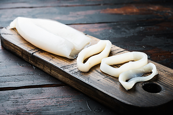 포토 JPG 해외이미지 음식 낚시 육류 사람없음 반지 해산물 오징어 날것 나무배경 해외202105 해외포토 백그라운드 식재료 장신구 레저 연체동물 수중동물 파일형식