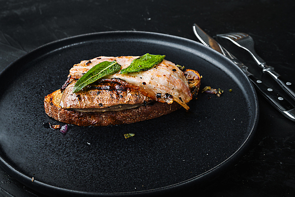 포토 JPG 해외이미지 빵 검은배경 양파 육류 요리 사람없음 소고기 질감 베이컨 훈제 세이지 해외202105 해외포토 음식 백그라운드 채소 식재료 돼지고기 검은색 파일형식