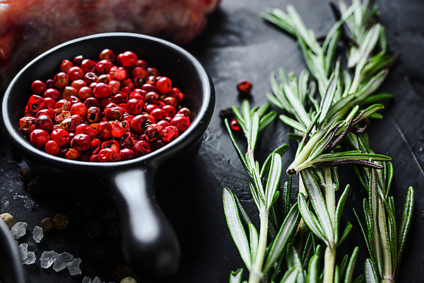 포토 JPG 해외이미지 음식 재료 뼈 육류 돼지고기 스테이크 사람없음 소고기 돼지 플랫 바비큐 어깨 날것 소금 로즈메리 갈비뼈 바비큐립 등심 정육점 카피스페이스 해외202105 해외포토 식재료 포유류 서양음식 신체부위 상점 공백 허브 파일형식