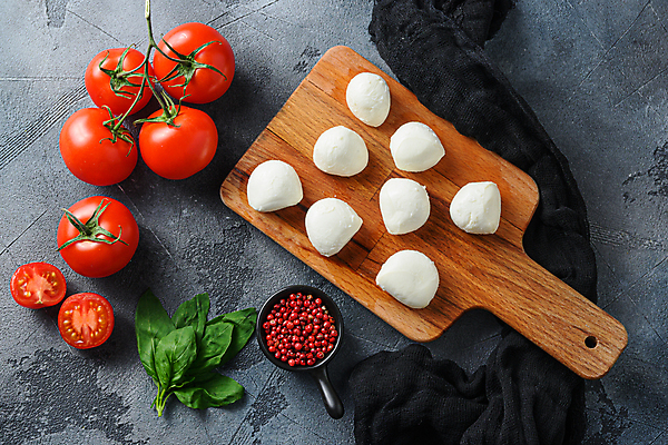 포토 JPG 해외이미지 음식 토마토 재료 방울토마토 치즈 요리 사람없음 샐러드 이탈리아음식 애피타이저 허브 질감 날것 후추 바질 모짜렐라치즈 숙성 카프레제 비건 해외202105 해외포토 식물 채소 유제품 서양음식 향신료 채식주의자 파일형식
