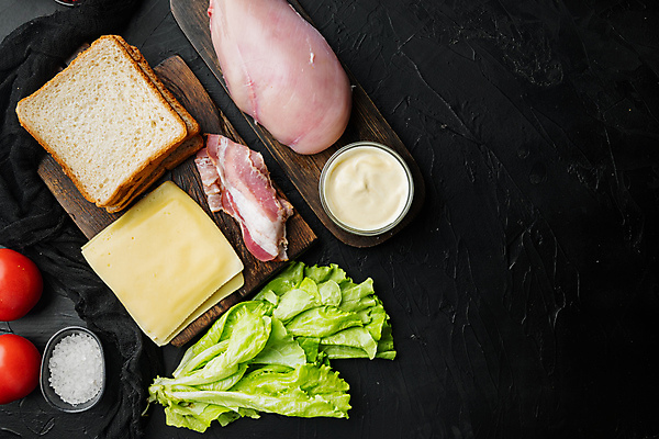 포토 JPG 해외이미지 음식 빵 토마토 재료 검은배경 치즈 샌드위치 육류 요리 사람없음 치킨 샐러드 상추 햄 토스트 베이컨 마요네즈 카피스페이스 해외202105 해외포토 백그라운드 채소 식재료 유제품 돼지고기 검은색 공백 소스_음식 닭고기요리 파일형식