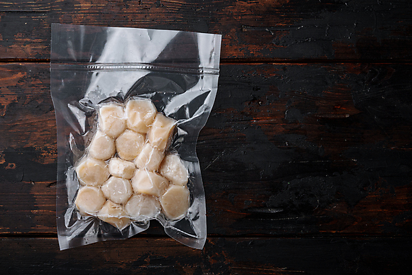 포토 JPG 해외이미지 음식 육류 사람없음 해산물 날것 팩 가리비 진공 카피스페이스 나무배경 해외202105 진공포장 해외포토 백그라운드 식재료 포장 조개 화장품 공백 파일형식