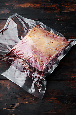 포토 JPG 해외이미지 사람없음 시장 팩 등심 진공 파우치 나무배경 해외202105 진공포장 해외포토 백그라운드 가방 포장 육류 화장품 파일형식