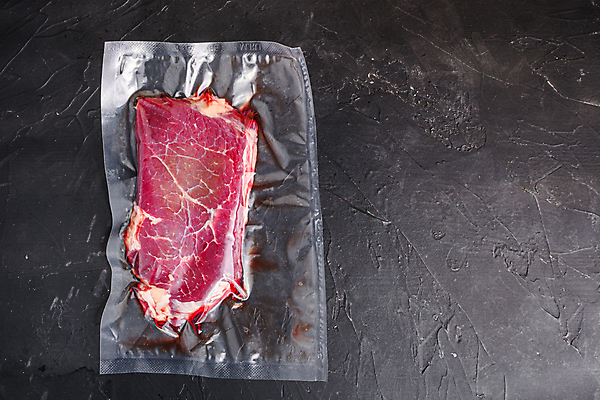 포토 JPG 해외이미지 음식 재료 검은배경 육류 스테이크 요리 비프스테이크 사람없음 소고기 들소 날것 팩 진공 파우치 카피스페이스 해외202105 진공포장 해외포토 백그라운드 가방 식재료 포장 서양음식 검은색 화장품 공백 소 파일형식