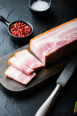 포토 JPG 해외이미지 음식 조각 검은배경 육류 돼지고기 사람없음 나이프 삼겹살 슬라이스 소금 베이컨 나무도마 통후추 해외202105 해외포토 식기 백그라운드 식재료 도마 목재 검은색 칼 후추 파일형식