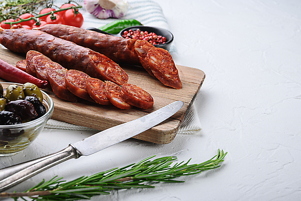 포토 JPG 해외이미지 음식 건조 육류 돼지고기 사람없음 소시지 애피타이저 흰배경 질감 매움 슬라이스 발효 훈제 살라미 초리조 해외202105 해외포토 백그라운드 식재료 흰색 가공식품 맛 파일형식