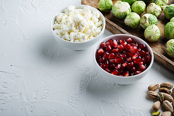 포토 JPG 해외이미지 채소 재료 치즈 사람없음 흰배경 양배추 날것 석류 피스타치오 카피스페이스 해외202105 해외포토 백그라운드 과일 유제품 공백 견과류 흰색 파일형식