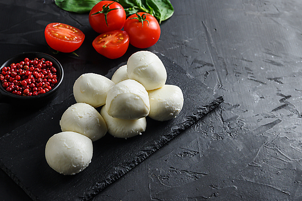 포토 JPG 해외이미지 음식 토마토 재료 방울토마토 치즈 요리 사람없음 샐러드 이탈리아음식 애피타이저 허브 질감 날것 후추 바질 모짜렐라치즈 숙성 카프레제 비건 해외202105 해외포토 식물 채소 유제품 서양음식 향신료 채식주의자 파일형식