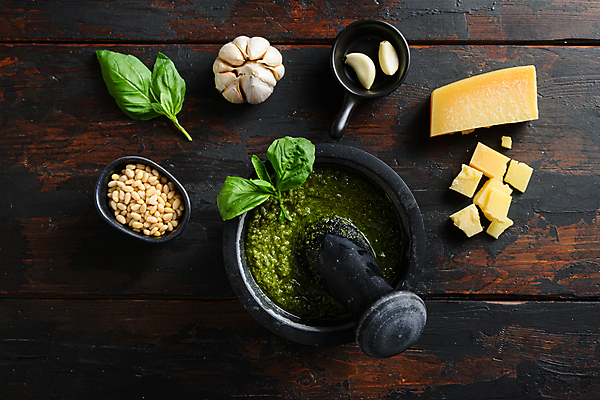 포토 JPG 해외이미지 치즈 실내 마늘 사람없음 잣 바질 막자사발 페스토 나무배경 해외202105 해외포토 백그라운드 채소 유제품 내부 견과류 사발 소스_음식 파일형식