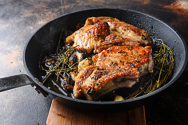 포토 JPG 해외이미지 음식 조각 토마토 뼈 육류 돼지고기 스테이크 요리 사람없음 프라이팬 바비큐 허브 매움 후추 로즈메리 바비큐립 등심 절임 정육점 해외202105 해외포토 식물 채소 식재료 주방용품 서양음식 상점 맛 향신료 파일형식