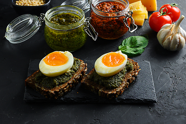 포토 JPG 해외이미지 빵 토마토 검은배경 유리병 치즈 실내 마늘 사람없음 잣 삶은계란 바질 돌판 페스토 해외202105 해외포토 음식 백그라운드 채소 병_용기 유제품 내부 계란 검은색 견과류 돌_바위 소스_음식 계란요리 파일형식