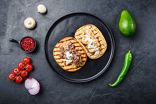 포토 JPG 해외이미지 손 음식 채소 고추 거리 샌드위치 육류 옥수수 요리 사람없음 치킨 소고기 콧수염 향신료 매움 라임 아보카도 타코 살사댄스 해외202105 해외포토 과일 식재료 수염 곡류 신체부위 춤 맛 닭고기요리 향미료 파일형식