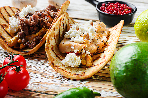 포토 JPG 해외이미지 손 음식 채소 고추 거리 샌드위치 육류 옥수수 요리 사람없음 치킨 소고기 콧수염 향신료 매움 라임 아보카도 타코 살사댄스 해외202105 해외포토 과일 식재료 수염 곡류 신체부위 춤 맛 닭고기요리 향미료 파일형식