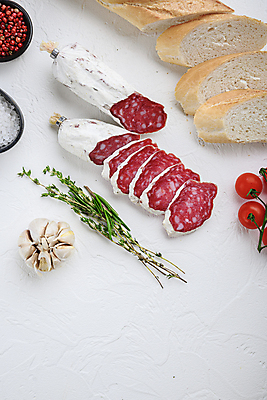 포토 JPG 해외이미지 음식 건조 육류 돼지고기 사람없음 소시지 애피타이저 흰배경 질감 슬라이스 발효 훈제 살라미 프로슈토 해외202105 해외포토 백그라운드 식재료 흰색 가공식품 햄 파일형식