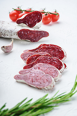 포토 JPG 해외이미지 음식 건조 육류 돼지고기 사람없음 소시지 애피타이저 흰배경 질감 슬라이스 발효 훈제 살라미 해외202105 해외포토 백그라운드 식재료 흰색 가공식품 파일형식