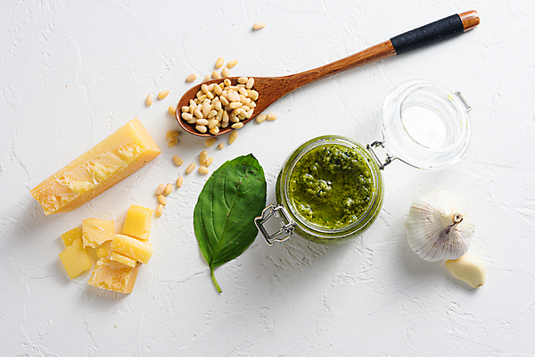 포토 JPG 해외이미지 유리병 치즈 실내 마늘 사람없음 흰배경 잣 바질 나무숟가락 페스토 해외202105 해외포토 백그라운드 채소 병_용기 유제품 내부 숟가락 견과류 흰색 소스_음식 파일형식